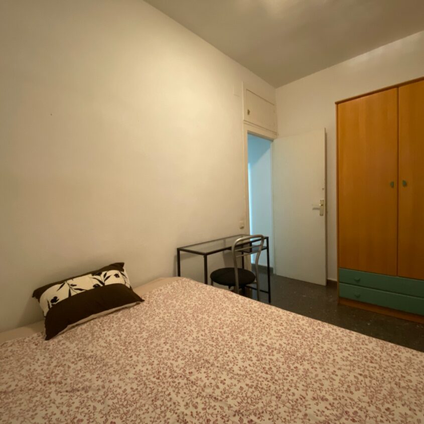 Cozy room with private bathroom beside of metro Marina