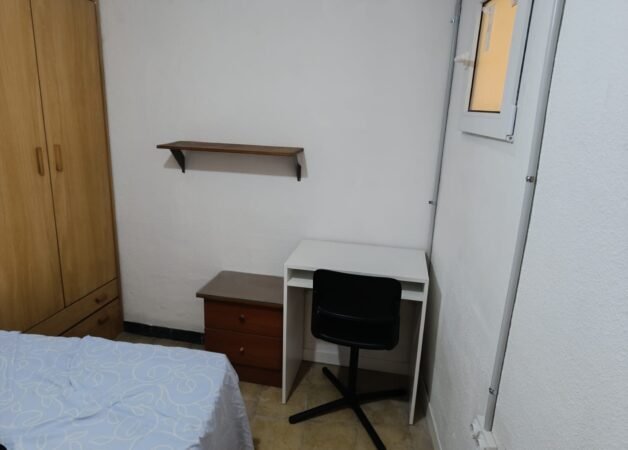Cozy room beside of the metro Parallel