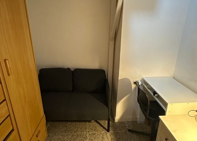 Cozy room beside of the metro Parallel